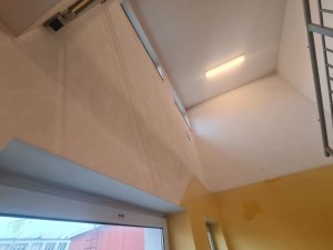 pęknięcia na ścianie po tynkowaniu na klatce schodowej