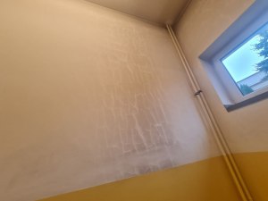 pęknięcia na ścianie po tynkowaniu