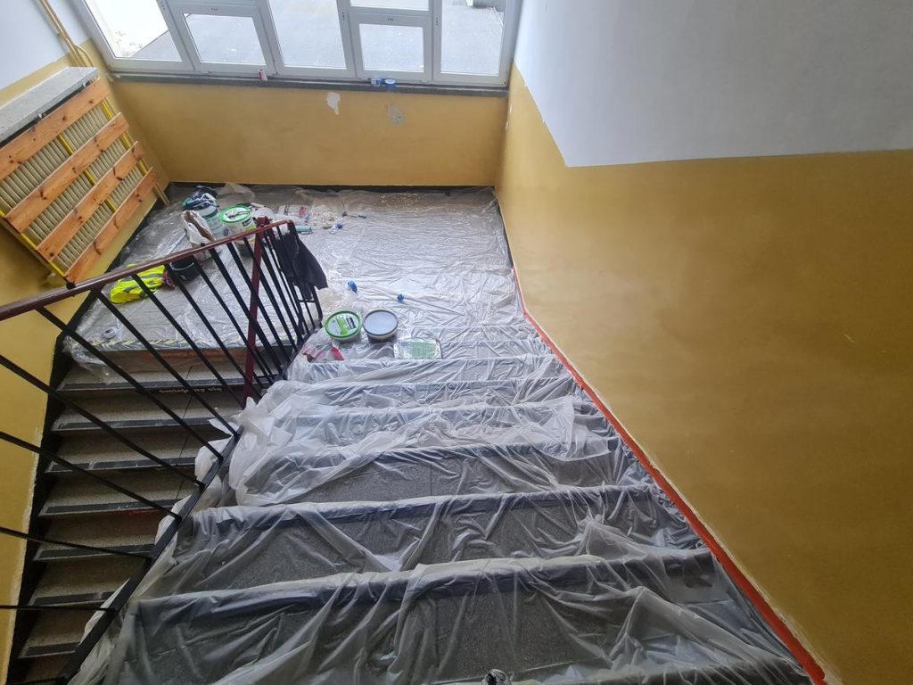 zabespieczone schody w szkole dla remontu