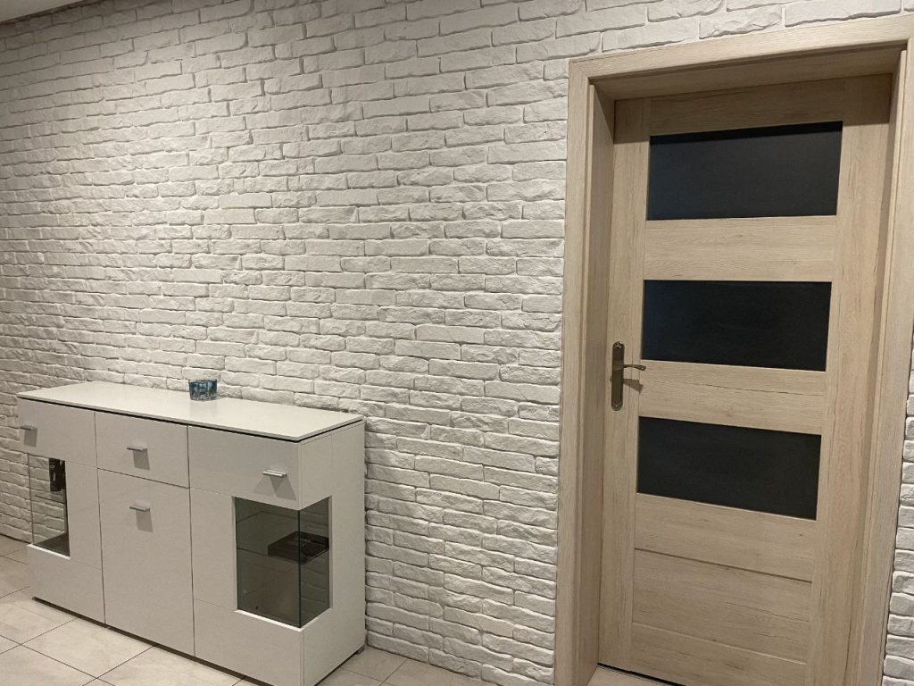 dekoracyjna ściana w przedpokoju