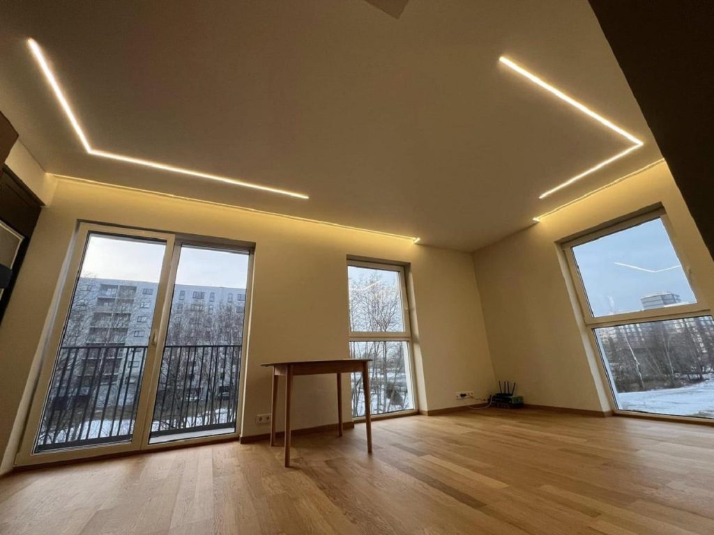 Sufit napinany w salonie z kuchnią - eleganckie wykończenie